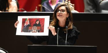 Surit Berenice Domínguez, dentro de la imagen que sostiene la senadora Laura Ballesteros, fue encargado de la Profeco y hoy ya es nueva magistrada.