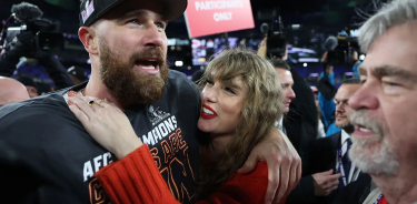 Travis Kelce, de los Kansas City Chiefs, celebra con Taylor Swift después de derrotar a los Baltimore el pasado domingo