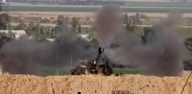 Una unidad de artillería israelí dispara un proyectil hacia la franja de Gaza