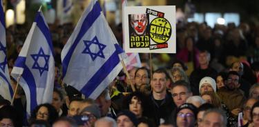 Israelíes con un cartel que representa a Netanyahu, y que lo denuncia como 
