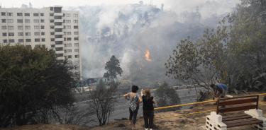 Residentes en Viña del Mar observan los incendios en una zona densamente poblada