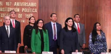 Al centro, Marcela Guerra Castillo, presidenta de la Mesa Directiva de la Cámara baja, en la conmemoración del 107 aniversario de la Constitución de 1917.