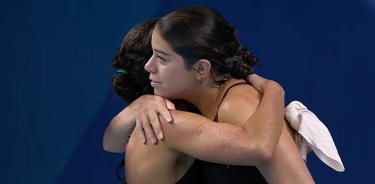 Alejandra Orozco y Gabriela Agúndez se felicitan después de su actuación en la fosa olímpica