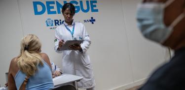 Punto de atención sanitaria para detectadr dengue en un barrio de Río de Janeiro