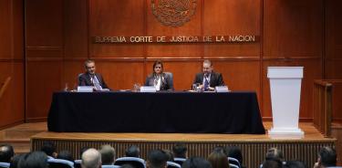 La ministra Margarita Ríos-Farjat pidió a los juzgadores a garantizar el derecho a la justicia con la adopción de enfoques que eliminen leyes desde las cuales se pueden lesionar derechos para mujeres, niños, migrantes y otros grupos vulnerables.