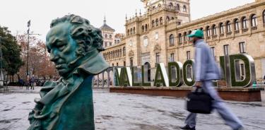 La ciudad de Valladolid engalanada con réplicas del galardón de los Premios Goya