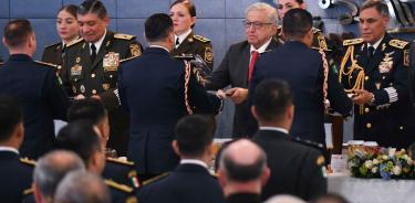El presidente Andrés Manuel López Obrador; Luis Cresencio, titular de la Sedena y Bertín Hernández Mercado, Comandante de la Fuerza Aérea Mexicana, durante entrega de reconocimientos/CUARTOSCURO/