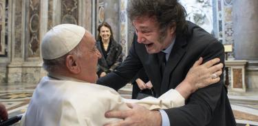 El papa Francisco y el presidente argentino Javier Milei se abrazan en la basílica de San Pedro