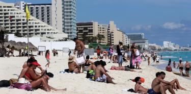 Turistas mientras descansan en una playa en Cancún, en Quintana Roo (México).