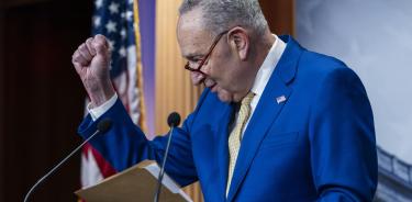 El líder de la mayoría demócrata en el Senado, Chuck Schumer hace un gesto de aprobación tras aprobarse el paquete de ayuda