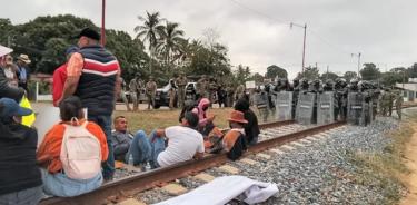 Ferrocarrileros llevan a cabo bloqueos en rutas de trenes, piden justicia y apoyos.