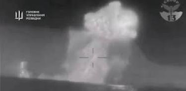 Video de la armada ucraniana recoge el momento del impacto de la bomba en el buque anfibio ruso en la costa de Crimea