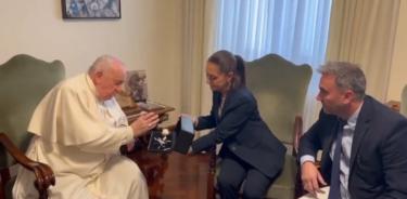 Claudia Sheinbaum acompañada de su esposo Jesús Tarriba, pidió al Papa Francisco bendijera una rosa de plata, como un acto de amor y reconocimiento al pueblo de México