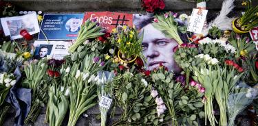 Flores en el homenaje al líder opositor asesinado Alexéi Navalni, frente a la embajada rusa en Copenhague, Dinamarca