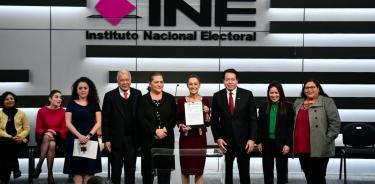 Claudia Sheinbaum se registra como candidata presidencial ante el INE