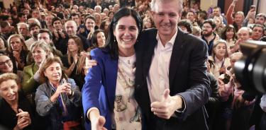 El candidato del PP, Alfonso Rueda, junto a la secretaria general del partido en Galicia, Paula Prado (i), posa tras resultar ganador de las elecciones gallegas este domingo, en Santiago