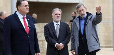 El embajador de Brasil en Israel, Frederico Meyer, junto al canciller israelí, Israel Katz (i) en el Museo del Holocausto, en Jerusalén