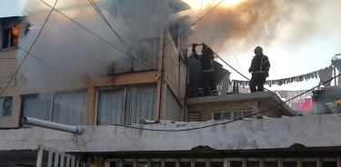 Incendio en predio de Iztapalapa deja una persona herida