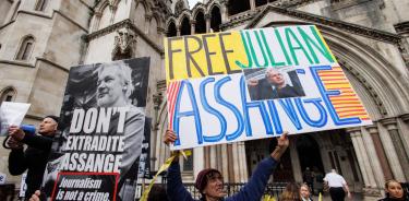 Seguidores de Assange exigen su liberación ante la Corte Real de Justicia de Londres, donde se dirime o no si debe ser extraditado a EU