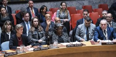 La embajadora de EU ante la ONU, Linda Thomas-Greenfield, levanta la mano que permite que sigan los bombardeos sobre Gaza