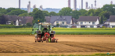 Campo agrícola e industria como potenciales fuentes de contaminación por metales pesados.