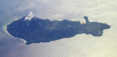 Satsuma Iwo Jima es parte del borde de la caldera Kikai.