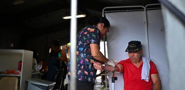 Un hombre es vacunado contras el dengue en Brasilia, uno de los focos de la emergencia sanitaria