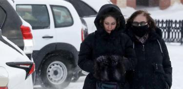 Liudmila Naválnaya(d), madre del asesinado líder opositor ruso, Alexéi Navalni, abandona la morgue de Salejard, en el Ártico, en un nuevo intento fallido para que le entreguen el cadáver de su hijo