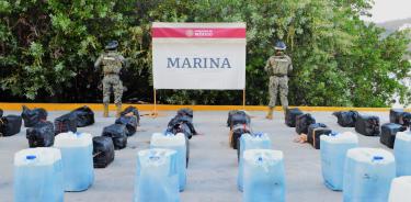 Elementos de la Marina resguardan un cargamento de droga asegurado en Huatulco Oaxaca.