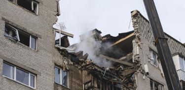 Rescatistas trabajan tras un ataque ruso nocturno con drones contra un edificio residencial en Dnipro