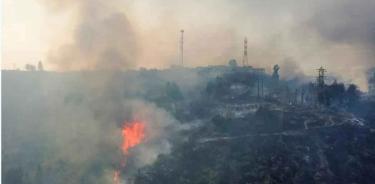 Viviendas afectadas por incendios forestales que afectan la zona de El Olivar, Viña del Mar, Región de Valparaiso