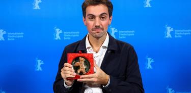 El cineasta Francisco Lezama con su premio.