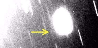 La luna nueva de Urano, S/2023 U1, está señalada por la flecha amarilla en la imagen inferior. Es el punto de luz súper tenue, no la gran mancha.