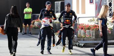 Max Verstappen (i) y el mexicano Sergio Checo Pérez, durante las sesiones previas al Gran Premio de Baréin/