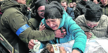 Una madre llora sobre el cadáver de su hijo, un soldado ucraniano muerto en el frente de batalla