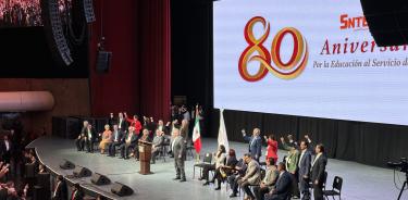 Alfonso Cepeda Salas, secretario general del SNTE, encabeza la conmemoración de su 80 Aniversario.