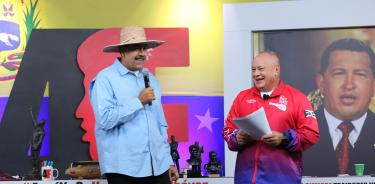 Maduro y el número dos del régimen chavista, Diosdado Cabello, bromean