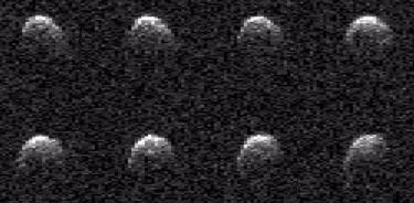 El día antes de que el asteroide 2008 OS7 se acercara a la Tierra el 2 de febrero, esta serie de imágenes fue capturada por la poderosa antena de radar del Sistema Solar Goldstone de 70 metros en California.