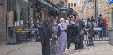 Fieles musulmanes de Jerusalén Este expresaron su indignación por la prohibición de fuerzas israelíes a jóvenes para entrar en la Explanada de las Mezquitas y rezar en el templo de Al Aqsa/