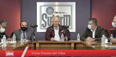 Víctor Fuentes del Villar, líder de los electricistas, y funcionarios de la CFE.