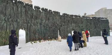 Simpatizantes de la oposición al Kremlin depositan flores y velas en el Muro del Dolor en Moscú por el fallecido líder opositor ruso