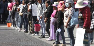 Protesta con cubetas y pancartas contra la falta de agua en la CDMX, exigen a gobernantes la solución ante este problema.
