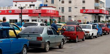 Cubanos aguardan su turno para llenar el tanque de gasolina en La Habana, antes de que entre en vigor la nueva tarifa