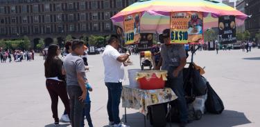 Un vendedor de tacos de canasta, en la plancha del Zócalo de la CDMX/CUARTOSCURO/