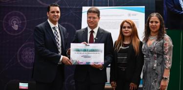 El presidente del INFO CDMX, Arístides Rodrigo Guerrero García otorgó al titular de la SSC, Pablo Vázquez Camacho, el reconocimiento de “Aliados por la transparencia y la privacidad”