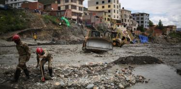 Excesivas lluvias en Bolivia, provocadas por el caentamieto global, provocan el desplome de casas aledañas a los ríos de La Paz