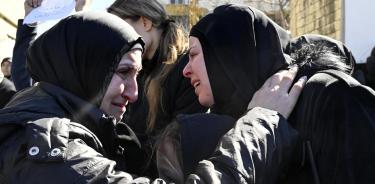 Familiares lloran en una procesión fúnebre luego de un ataque israelí el 28 de febrero, en el sur del Líbano