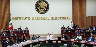 Guadalupe Taddei, titula del INE, con consejeros que encabezaron la sesión especial en la que se aprobaron las candidaturas a la Presidencia.