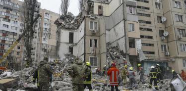 Rescatistas ucranianos tratan de recuperar cuerpos de los residentes del edificio de viviendas atacado por los rusos en Odesa