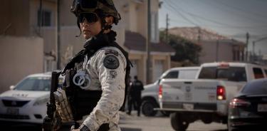 Un elemento de la Guardia Nacional resguarda la zona de un homicidio en México
